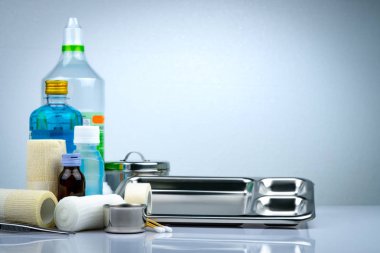 Yara bakım soyunma kümesi ve paslanmaz çelik plaka, forseps, iyot cup, uygun bandaj, elastik tutarlı saklama bandaj, antiseptik ve normal serum şişesi, aletleri kapsayıcı. Tıbbi malzeme.