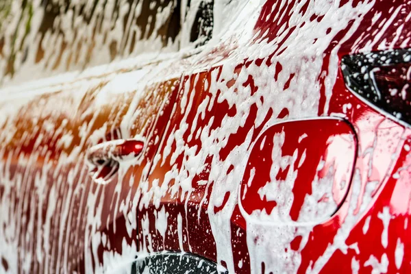 Czerwony Samochód Kompaktowy Suv Sport Nowoczesny Design Mycie Mydłem Samochód — Zdjęcie stockowe