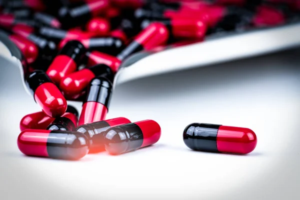 Seçici Odak Paslanmaz Çelik Uyuşturucu Tepsi Üzerinde Kırmızı Siyah Kapsül — Stok fotoğraf