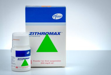 Chonburi, Tayland-Ağustos 3, 2018: Zithromax toz oral süspansiyon 200 mg/5 ml. Azitromisin ürün Pfizer için. Haupt Pharma Latina, İtalya tarafından üretilmiştir. Enfeksiyon için oral antibiyotik ilaç. 