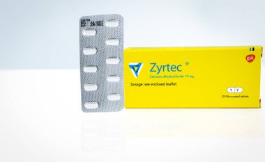 Chonburi, Tayland-Ağustos 3, 2018: Zyrtec 10 mg. Setirizin dihydrochloride film kaplı tablet ürünü üreten Gsk. Ucb Farchim, İsviçre tarafından. Beyaz, dikdörtgen, breakline ve Y-Y