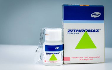 Chonburi, Tayland-Ağustos 3, 2018: Zithromax toz oral süspansiyon 200 mg/5 ml. Azitromisin ürün Pfizer için. Haupt Pharma Latina, İtalya tarafından üretilmiştir. Enfeksiyon için oral antibiyotik ilaç. 