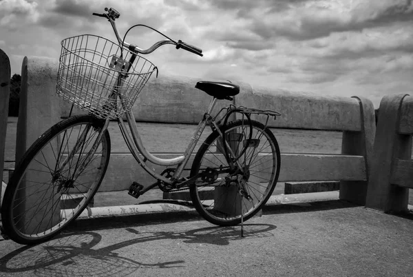 Vintage Lonely Bicycle Parked Concrete Road River Grey Sky Clouds — Stock Photo, Image