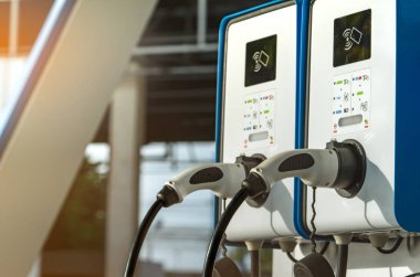 Elektrikli araç şarj istasyonu. Elektrik motoru ile araç için tak. Şarj istasyonu jetonla çalışan. Temiz enerji güç. Ticari şarj istasyonu. Noktası şarj. Altyapı politikası. 