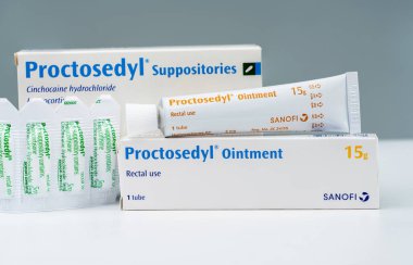 Chonburi, Tayland-Ağustos 3, 2018: Proctosedyl fitil ve Proctosedyl merhem rektal kullanın. Hidrokortizon ve cinchocaine tedavisi basur için. Sanofi-aventis (Tayland ürünleri).