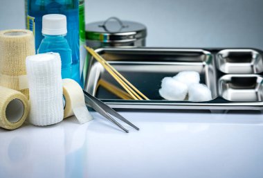 Yara bakım soyunma kümesi ve paslanmaz çelik plaka, forseps, iyot cup, uygun bandaj, elastik tutarlı saklama bandaj, antiseptik ve normal serum şişesi, aletleri kapsayıcı. Tıbbi malzeme.