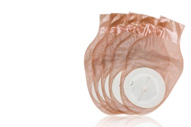 Beyaz arka plan üzerinde izole tek parça drainable ileostomisine veya kolostomi kese ürünleri. Beş stoma bakım ürünleri koyu arka plan üzerinde çantası. Şeffaf kolostomi torbası iki nokta veya rektal kanser hastaları için
