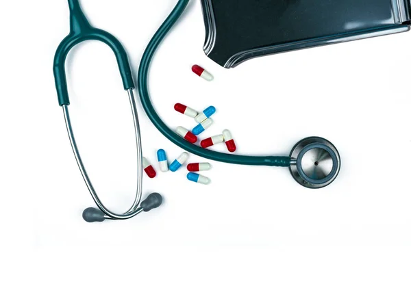 Zöld Sztetoszkóp Halom Antibiotikum Kapszula Tabletták Fehér Asztal Mellett Kábítószer — Stock Fotó