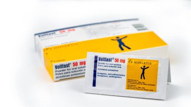 Chonburi, Tayland-Ağustos 3, 2018: Voltfast 50 mg. diklofenak potasyum ürünü Novartis. Mipharm, İtalya tarafından Novatis Pharma, İsviçre için üretilmiştir. Anti-inflamatuar, ağrı kesici. Ağrı kesici.