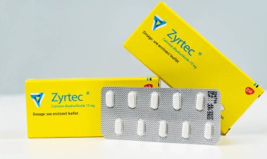 Chonburi, Tayland-Ağustos 3, 2018: Zyrtec 10 mg. Setirizin dihydrochloride film kaplı tablet ürünü üreten Gsk. Ucb Farchim, İsviçre tarafından. Beyaz, dikdörtgen, breakline ve Y-Y