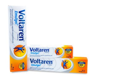 Chonburi, Tayland-Ağustos 9, 2018: Voltaren Emulgel. % 1 diklofenak topikal anti-inflamatuar, osteoartrit, travma sonrası belirtiler için jel. Ürün lisansıyla Glaxosmithkline. Ağrı kesici.