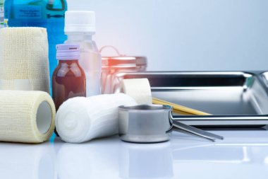 Yara bakım soyunma kümesi ve paslanmaz çelik plaka, forseps, iyot cup, uygun bandaj, elastik tutarlı saklama bandaj, antiseptik ve normal serum şişesi, aletleri kapsayıcı. Tıbbi malzeme.