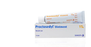 Chonburi, Tayland-Ağustos 3, 2018: Proctosedyl merhem rektal kullanın. Hidrokortizon ve cinchocaine tedavisi basur için. Sanofi-aventis (Tayland) ürünleri. Proctosedyl merhem tüp kutusu.