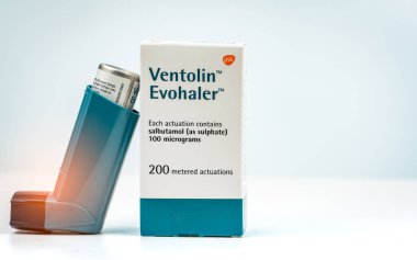 Chonburi, Tayland-Temmuz 29, 2018: Ventolin Evohaler. Beyaz arka plan üzerinde izole salbutamol sülfat astım astım ilacı. Bronchodilator tıp. Glaxosmithkline çarpımı. Glaxo Wellcome tarafından yapılan.