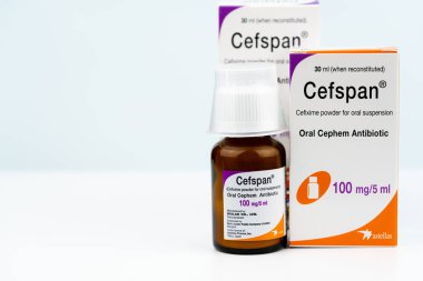 Chonburi, Tayland-Temmuz 29, 2018: Cefspan 100 mg/5 ml. sözlü Cephem antibiyotik. Sefiksim toz için oral süspansiyon 30 ml ne zaman yeniden düzenlendi. Kehribar cam şişe ve Childproof kap antibiyotik ilaç