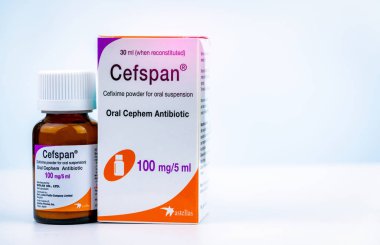 Chonburi, Tayland-Temmuz 29, 2018: Cefspan 100 mg/5 ml. sözlü Cephem antibiyotik. Sefiksim toz için oral süspansiyon 30 ml ne zaman yeniden düzenlendi. Kehribar cam şişe ve Childproof kap antibiyotik ilaç