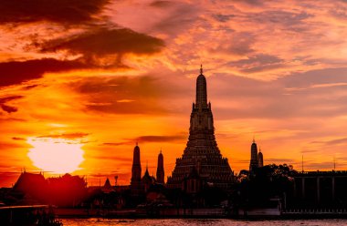 Wat Arun Ratchawararam batımında güzel turuncu gökyüzü ve bulutlar. Wat Arun Budist Tapınağı Bangkok, Tayland için dönüm noktası olduğunu. Cazibe sanat ve antik mimari Bangkok, Tayland.