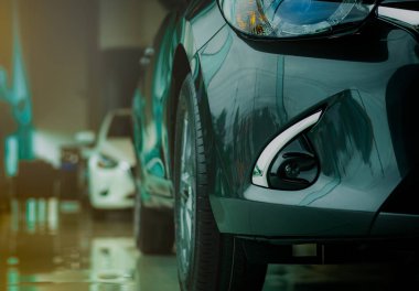 Modern showroom satış için yeni lüks gri araba park. Araba Bayilik ofisi. Araç perakende mağazası. Elektrikli veya hibrit araba teknoloji ve iş kavramı. Otomobil Kiralama kavramı. Otomotiv Sanayi.