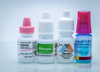 Chonburi, Tayland-Ekim 11, 2018: Lotemax, Allergis, Tobradex, Cravit göz beyaz arka plan üzerinde izole phastic şişe süspansiyon ve göz damlaları. Steroidler, antibiyotik, antihistaminik ilaç.