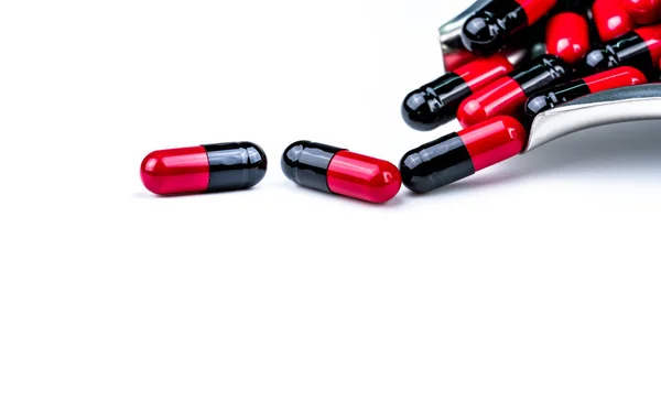 ステンレス製薬トレイ上の赤と黒のカプセル錠剤抗生物質耐性 グローバル ヘルスケア 抗菌カプセル錠剤 薬局の背景 健康予算と政策 医薬品 — ストック写真