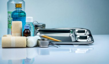 Yara bakım soyunma kümesi ve paslanmaz çelik plaka, forseps, iyot cup, uygun bandaj, elastik tutarlı saklama bandaj, antiseptik ve normal serum şişesi, aletleri kapsayıcı. Tıbbi malzeme.