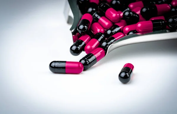 Pillole Capsule Rosa Nere Sul Vassoio Della Droga Resistenza Agli — Foto Stock