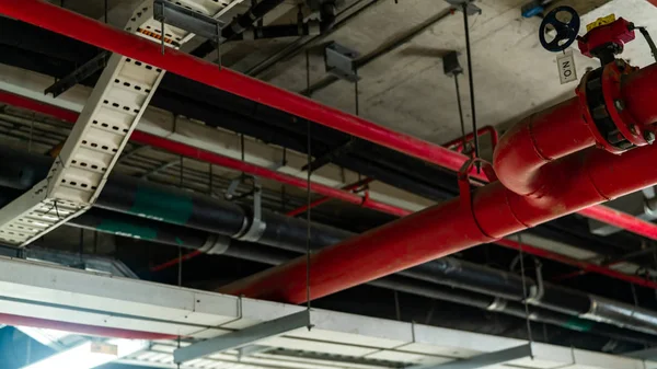 Požární Zavlažovací Systém Červeným Potrubí Visící Stropu Uvnitř Budovy Hašení — Stock fotografie