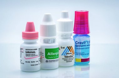 Chonburi, Tayland-Ekim 11, 2018: Lotemax, Allergis, Tobradex, Cravit göz beyaz arka plan üzerinde izole phastic şişe süspansiyon ve göz damlaları. Steroidler, antibiyotik, antihistaminik ilaç.