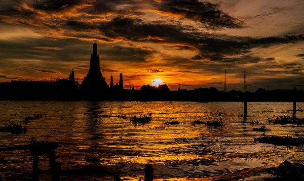 Floden Och Wat Arun Ratchawararam Vid Solnedgången Med Vacker Orange — Stockfoto