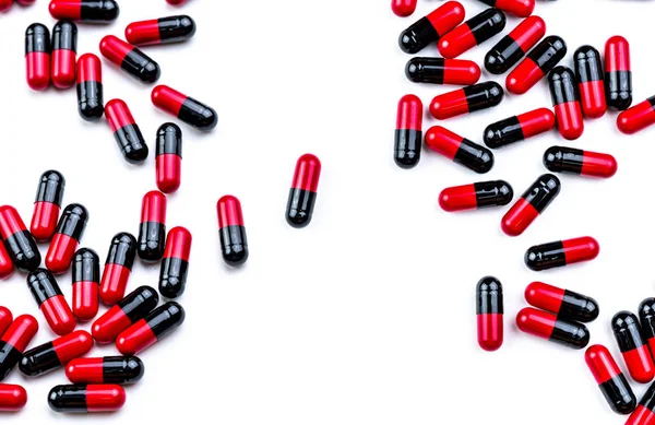 Capsule Rosso Nere Sparse Sfondo Bianco Uso Antibiotici Con Ragionevole — Foto Stock