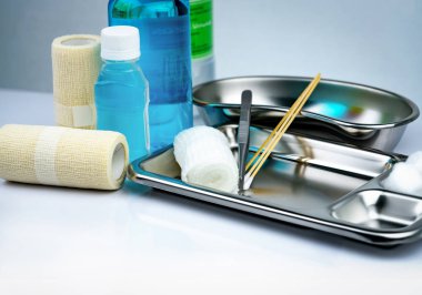 Yara bakım soyunma kümesi ve paslanmaz çelik plaka, forseps, iyot cup, uygun bandaj, elastik tutarlı saklama bandaj, antiseptik ve normal serum şişesi, aletleri kapsayıcı. Tıbbi malzeme.