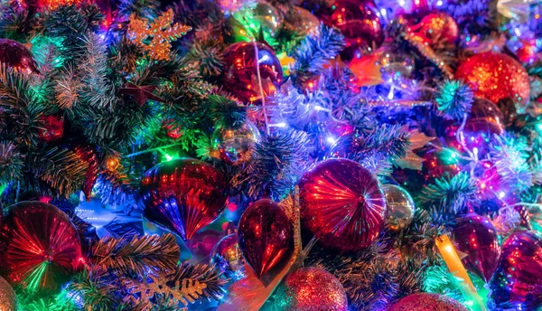 Close Kerstboom Decoratie Met Rode Bal Lichten Xmas Achtergrond Kerstmis — Stockfoto