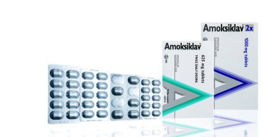 Chonburi, Tayland-Ekim 14, 2018: Amoksiklav alüminyum Vakumlu ambalaj ve ambalaj. Amoksisilin ve clavulanik asit film kaplı tablet. Tedavi bakteri enfeksiyon için antibiyotik ilaç.