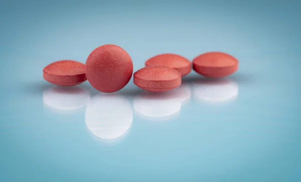 オレンジで選択と集中はラウンド グラデーションの背景の影と錠剤です 製薬業界 薬局の製品 ビタミンやサプリメントのコンセプトです 灰色の背景の赤い丸薬テクスチャ — ストック写真