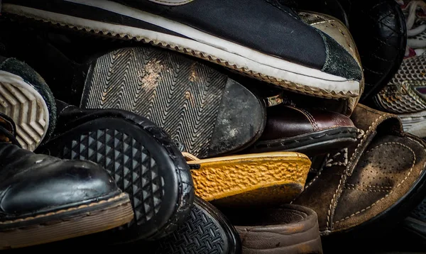 Nahaufnahme Alter Schmutziger Männerschuhe Gebrauchte Schuhe Haufen Alter Schuhe Viele — Stockfoto