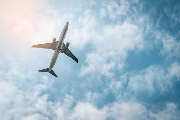 Companhia Aérea Comercial Passageiro Avião Decola Aeroporto Com Céu Azul — Fotografia de Stock