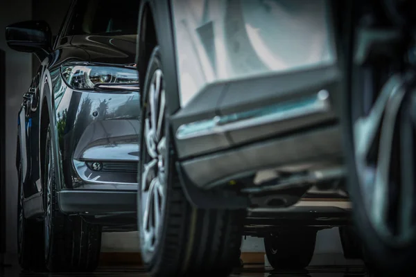 Nuevo Coche Compacto Suv Negro Brillante Lujo Estacionado Sala Exposición —  Fotos de Stock