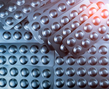 Gümüş Vakumlu ambalaj tablet hap closeup yığını. İlaç endüstrisi kavramı. Küresel sağlık. Sağlık bütçeleri. İlaç Ambalaj kavram. Eczane eczane. Uyuşturucu aşırı kavramı.  
