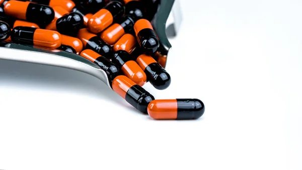 Pillole Capsula Arancione Nera Sul Vassoio Della Droga Resistenza Agli — Foto Stock