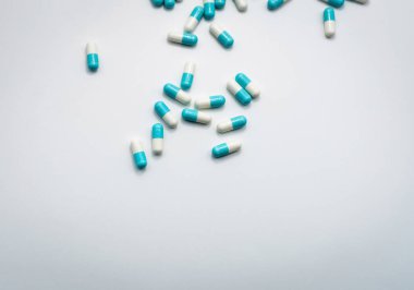 Mavi-beyaz kapsül hap beyaz zemin üzerine yayıldı. Eczacılık ürünleri. Küresel sağlık kavramı. Antibiyotik ilaç direnci kavramı. Superbug antibiyotik ilaç aşırı üzerinden. Akılcı ilaç kullanımı. 