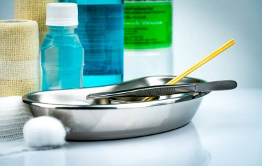 Yara bakım soyunma kümesi ve paslanmaz çelik plaka, forseps, alkol şişesi, tutarlı elastik bandaj, pamuk, kapsayıcı için cerrahi. Tıbbi malzeme. Beyaz arka plan üzerinde Tıbbi donatım araçları