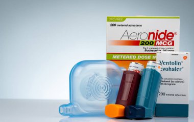 Chonburi, Tayland-Ekim 11, 2018: Aeronide inhaler ve Ventolin Evohaler ve degrade arka plan üzerinde izole yer açıcı. Astım inhaler. Steroid ve bronchodilator ilaç tedavisi astım için.