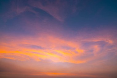 Dramatik turuncu gökyüzü ve bulutlar arka plan. Turuncu bulutlar doku sanat resmi. Güzel günbatımı gökyüzü. Gün batımı arka plan. Akşam altın gökyüzü. Sakin ol ve rahatla yaşam.