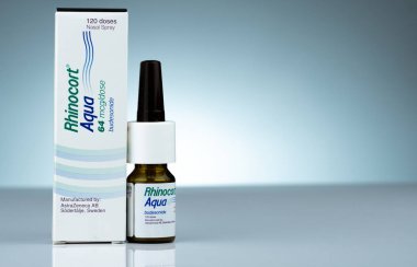 Chonburi, Tayland-Ekim 17, 2018: Rhinocort Aqua 64 mcg/doz 120 dozlarda. Johnson ve Johnson (Tayland) budesonide burun spreyi ürünü. AstraZeneca, İsveç tarafından üretilmiştir. Steroid burun spreyi.