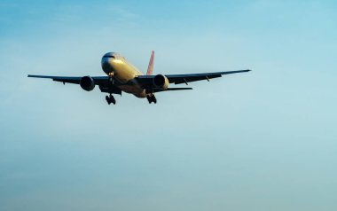 Bangkok, Tayland-Aralık 3, 2018: Tay Airways havayolları. Yolcu uçağı Suvarnabhumi Havaalanı Tayland iniyor. Güzel açık mavi gökyüzü ile Airbus A330 uçak uçuş Tayland.