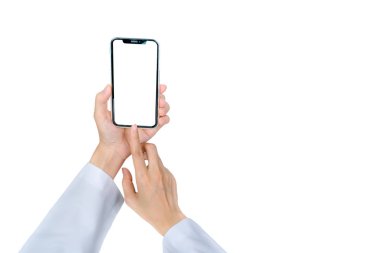 Doktor Hemşire veya sağlık sağlayıcıları hastanede hasta bilgi danışmak için iletişim kurmak için cep telefonu kullanın. Doktor beyaz arka plan üzerinde izole smartphone tutun. Teletıp kavramı.