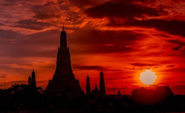 Wat Arun Ratchawararam batımında güzel kırmızı ve turuncu gökyüzü ve bulutlar. Wat Arun Budist Tapınağı Bangkok, Tayland için dönüm noktası olduğunu. Cazibe sanat. Siluet dramatik gökyüzü ve Tapınak. 