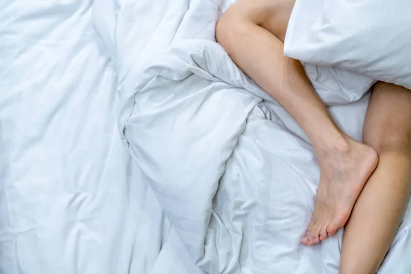 Close Woman Bare Feet Bed White Blanket Bed Sheet Bedroom — Stock Photo, Image