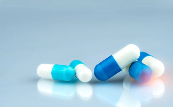蓝色和白色胶囊药丸查出在白色背景与阴影 全球医疗保健理念 抗生素耐药性 抗菌胶囊丸 制药行业 药剂制品 — 图库照片