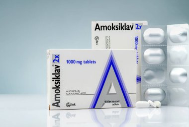 Chonburi, Tayland-Ekim 14, 2018: Amoksiklav 2 x 1000 mg film kaplı tablet. Amoksisilin ve clavulanik asit. Antibiyotikler pills degrade arka plan üzerinde. Beyaz Gümüş Vakumlu ambalaj içinde tablet.